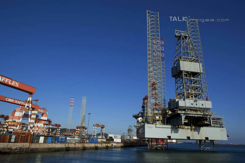 无人,码头,横图,室外,白天,仰视,旅游,度假,技术,海浪,海洋,美景,港口,建筑,阴影,光线,影子,景观,浪花,集装箱,娱乐,设备,货柜,施工,蓝色,蓝天,天空,阳光,自然,海水,箱子,天,享受,休闲,机械,起重机,景色,放松,运输,晴朗,吊机,工程,自然风光,油井,钻井,塔吊,海景,物流,钻井平台,万里无云,集装箱码头,大海,风浪,海,海水的波动,近岸浪,涌浪,晴空,晴空万里,彩图,低角度拍摄,摆渡口,埠头,渡口,渡头,港湾,海港,货运码头,口岸,商港,标准节,塔式起重机,shwf1