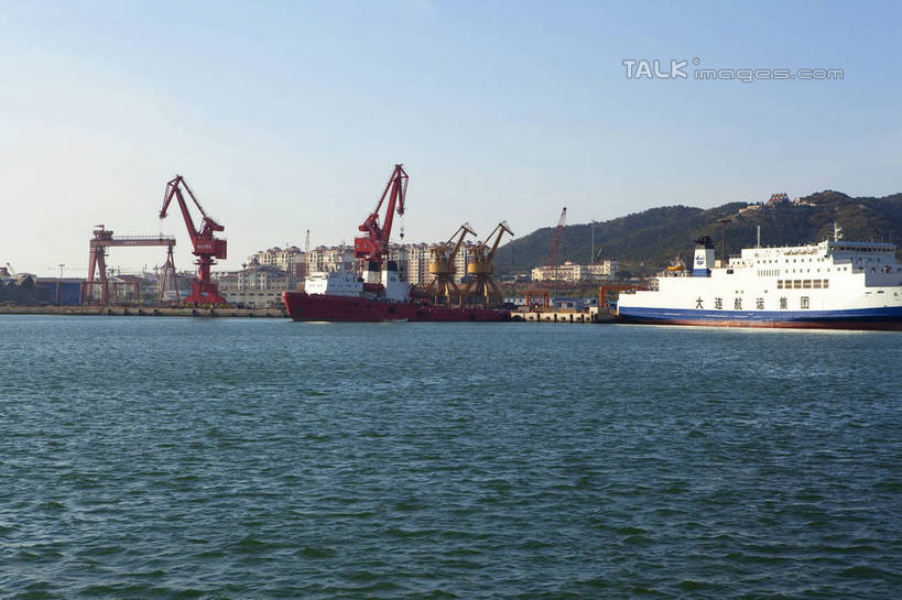 无人,码头,横图,室外,白天,正面,旅游,度假,技术,海浪,海洋,美景,港口,建筑,轮船,船,一排,停靠,阴影,整齐,光线,影子,景观,浪花,娱乐,设备,排列,施工,蓝色,蓝天,天空,阳光,自然,海水,交通工具,天,享受,休闲,机械,起重机,景色,放松,晴朗,吊机,工程,队列,停泊,自然风光,载具,塔吊,海景,万里无云,大海,风浪,海,海水的波动,近岸浪,涌浪,晴空,晴空万里,彩图,摆渡口,埠头,渡口,渡头,港湾,海港,货运码头,口岸,商港,标准节,塔式起重机,shwf1,交通运输部救助打捞局,救捞局