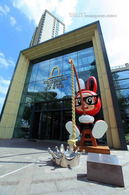 无人,高楼大厦,商店,竖图,室外,白天,仰视,购物,度假,游戏,消费,美景,窗户,落地窗,城市风光,标志建筑,超市,城市,橱窗,大厦,地标,建筑,摩天大楼,商场,玩具,上海,中国,亚洲,阴影,装饰,光线,兔子,影子,景观,云,云朵,玩,云彩,娱乐,建设,玻璃窗,装饰品,一只,红色,蓝色,白云,蓝天,天空,阳光,装饰物,天,享受,休闲,景色,放松,益智,金融,百货,晴朗,活动,新天地,华丽,修饰,点缀,申,发泄,消遣,智力,饰物,公仔,选购,贸易,百货公司,卢湾区,东亚,玻璃橱窗,上海市,中华人民共和国,沪,华东地区,宣泄,衬托,美观,雅致,雅观,血拼,上海新天地,晴空,玩耍,嬉戏,彩图,低角度拍摄,大楼,高层建筑,高楼,购物商场,购物中心,摩天楼,商业中心,shwf1