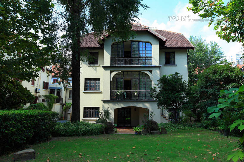 无人,家,露台,横图,室外,白天,正面,度假,草地,草坪,美景,植物,别墅,窗户,阳台,城市风光,城市,上海,中国,亚洲,阴影,环保,光线,影子,房屋,屋子,景观,云,云朵,公寓,防护,云彩,娱乐,洋房,楼房,玻璃窗,住宅,草,树,树木,蓝色,绿色,白云,蓝天,天空,阳光,自然,天,享受,休闲,景色,放松,生长,晴朗,成长,申,美好,美妙,间隔,黄浦区,东亚,上海市,中华人民共和国,沪,华东地区,美观,雅观,绿篱,生篱,树篱,植篱,晴空,彩图,房子,露天阳台,茂名南路,shwf1