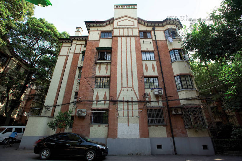 无人,家,横图,室外,白天,仰视,旅游,度假,树林,植物,窗户,标志建筑,道路,地标,建筑,路,公路,汽车,上海,中国,亚洲,一辆,停靠,阴影,光线,影子,房屋,屋子,公寓,交通,娱乐,建设,洋房,楼房,玻璃窗,住宅,车,树,树木,蓝色,绿色,黑色,蓝天,天空,阳光,自然,交通工具,轿车,天,享受,休闲,旅游胜地,放松,生长,晴朗,成长,陕西南路,申,停泊,载具,黄浦区,东亚,上海市,万里无云,中华人民共和国,沪,华东地区,晴空,晴空万里,马路,彩图,低角度拍摄,房子,金亚尔培公寓,陕南邨,陕南村,亚尔培公寓,shwf1