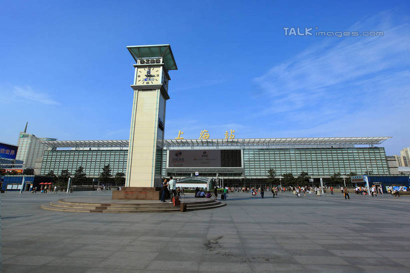 东方人,火车站,站,走,横图,室外,白天,仰视,旅游,度假,植物,标志建筑,道路,地标,建筑,路,路灯,公路,车站,照明,上海,中国,亚洲,行人,游客,游人,阴影,服装,时间,光线,时钟,影子,云,云朵,灯光,站台,交通,许多人,计时,云彩,注视,休闲装,黄种人,娱乐,建设,月台,路人,旅客,灯,树,树木,衣服,蓝色,绿色,白云,蓝天,天空,阳光,自然,钟表,上海站,天,观察,看,站着,一群人,享受,休闲,休闲服,表,旅游胜地,放松,服饰,生长,晴朗,成长,观看,照亮,申,察看,照明设备,关注,东亚,上海火车站,上海市,中华人民共和国,沪,华东地区,塔钟,闸北区,过客,男人,男性,年轻男性,年轻女性,女人,女性,亚洲人,钟,晴空,马路,步行,散步,站立,走路,彩图,低角度拍摄,全身,铁路车站,铁路站,shwf1,火车站南广场,南广场