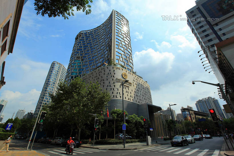 东方人,一个人,宾馆,坐,横图,室外,白天,仰视,旅游,度假,安全,树林,植物,标志建筑,道路,地标,建筑,酒店,路,人行横道,公路,摩托车,汽车,上海,中国,亚洲,仅一个男性,仅一个人,一辆,握,阴影,服装,光线,影子,云,云朵,红绿灯,人行道,信号灯,交通,云彩,注视,休闲装,黄种人,娱乐,建设,车,树,树木,仅一个年轻男性,骑,衣服,红色,蓝色,绿色,白云,蓝天,天空,阳光,自然,交通工具,轿车,天,观察,看,骑车,享受,休闲,休闲服,旅游胜地,放松,警示,握着,服饰,生长,晴朗,成长,观看,酒家,新天地,旅社,申,察看,关注,提示,载具,人行横道线,流通,卢湾区,东亚,马当路,上海市,交通信号灯,行人信号灯,中华人民共和国,沪,华东地区,上海新天地,男人,男性,年轻男性,亚洲人,晴空,斑马线,马路,坐着,彩图,低角度拍摄,全身,客店,客栈,旅店,旅馆,商旅,shwf1,新天地朗廷酒店