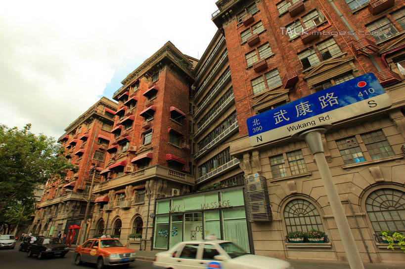 无人,家,横图,室外,白天,仰视,旅游,度假,窗户,标志建筑,道路,地标,建筑,路,指示牌,公路,出租车,汽车,上海,中国,亚洲,停靠,阴影,光线,标志,路标,文字,影子,字符,房屋,屋子,云,云朵,公寓,交通,云彩,娱乐,标识,建设,洋房,楼房,路牌,玻璃窗,住宅,车,蓝色,白云,蓝天,天空,阳光,交通工具,轿车,天,享受,休闲,汉字,旅游胜地,放松,晴朗,武康大楼,淮海路,申,停泊,中文,载具,的士,计程车,东亚,淮海中路,徐汇区,上海市,中华人民共和国,沪,华东地区,国文,华文,晴空,马路,彩图,低角度拍摄,房子,东美特公寓,诺曼底公寓,shwf1