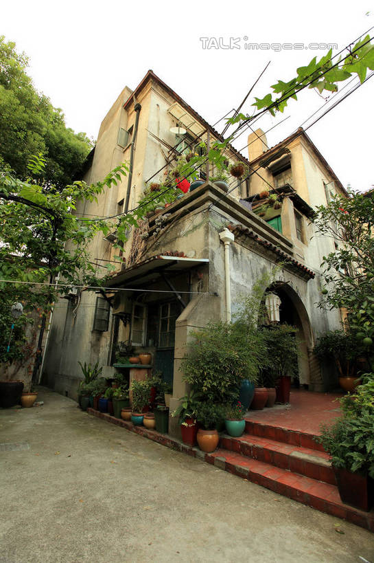 无人,家,竖图,室外,白天,仰视,旅游,度假,草地,草坪,树林,植物,楼梯,标志建筑,地标,建筑,上海,中国,亚洲,房屋,阶梯,墙,屋子,娱乐,建设,楼房,墙壁,墙面,台阶,住宅,草,树,树木,绿色,天空,自然,天,享受,休闲,旅游胜地,放松,生长,成长,淮海路,申,黄浦区,东亚,淮海中路,徐汇区,上海市,中华人民共和国,沪,华东地区,彩图,低角度拍摄,房子,shwf1,逸村