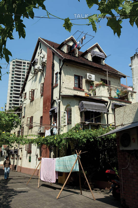 无人,家,竖图,室外,白天,正面,度假,美景,树林,植物,城市风光,城市,道路,路,公路,衣架,纺织品,上海,中国,亚洲,阴影,装饰,光线,毛毯,毯子,影子,房屋,屋子,景观,公寓,交通,娱乐,洋房,楼房,住宅,树,树木,纺织,蓝色,绿色,蓝天,天空,阳光,自然,垫子,天,享受,休闲,温暖,景色,放松,生长,晴朗,成长,华丽,修饰,点缀,申,东亚,静安区,长宁区,上海市,万里无云,中华人民共和国,沪,华东地区,衬托,美观,雅致,雅观,挂衣架,晾衣架,晴空,晴空万里,马路,彩图,房子,shwf1,愚园路