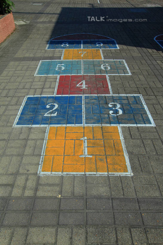 无人,竖图,俯视,室外,特写,白天,游戏,道路,路,公路,阴影,光线,标志,数字,文字,影子,字符,交通,玩,娱乐,标识,阳光,休闲,阿拉伯数字,活动,跳房子,发泄,消遣,智力,宣泄,跳方格,跳方阵,马路,玩耍,嬉戏,彩图,高角度拍摄,shwf1