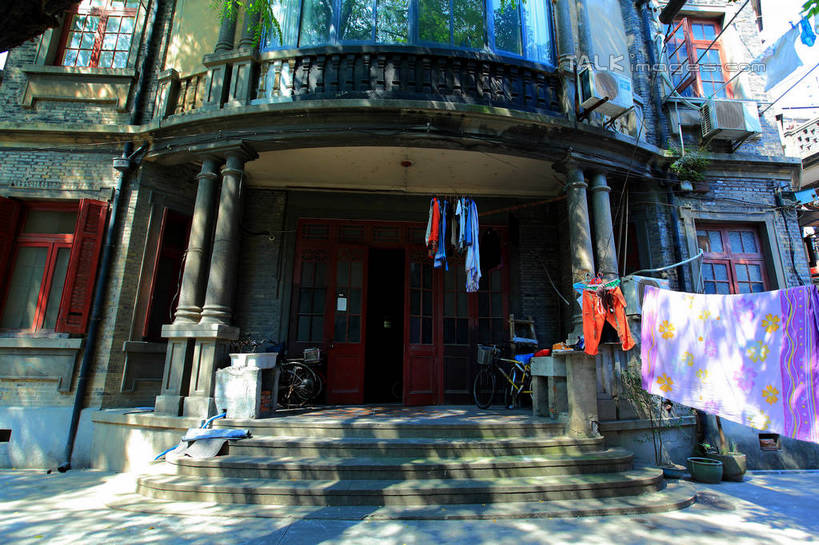 无人,家,露台,横图,室外,白天,仰视,度假,美景,楼梯,阳台,城市风光,城市,道路,路,衣架,上海,中国,亚洲,阴影,光线,影子,房屋,阶梯,屋子,景观,公寓,小路,床单,交通,娱乐,洋房,楼房,台阶,住宅,天空,阳光,天,享受,休闲,景色,放松,申,东亚,静安区,长宁区,上海市,中华人民共和国,沪,华东地区,挂衣架,晾衣架,彩图,低角度拍摄,房子,露天阳台,shwf1,愚园路