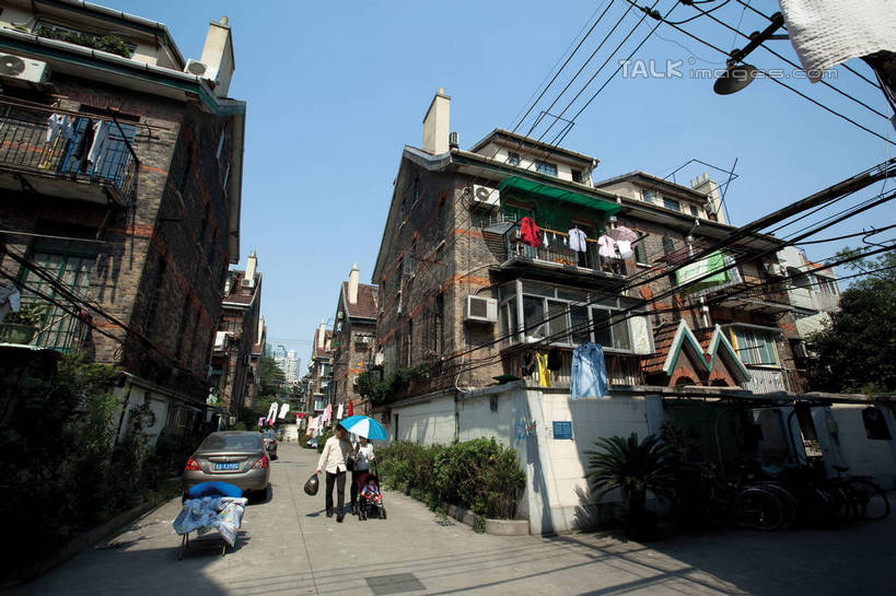 家,露台,横图,室外,白天,仰视,度假,美景,楼梯,阳台,城市风光,城市,上海,中国,亚洲,阴影,光线,伞,影子,雨伞,遮阳伞,房屋,阶梯,墙,屋子,景观,公寓,小巷,娱乐,阳伞,洋房,楼房,弄堂,墙壁,墙面,台阶,住宅,巷子,蓝色,蓝天,天空,阳光,天,享受,休闲,景色,放松,晴朗,申,太阳伞,东亚,静安区,长宁区,上海市,万里无云,中华人民共和国,沪,华东地区,晴空,晴空万里,彩图,低角度拍摄,全身,房子,露天阳台,shwf1,愚园路,愚园新村