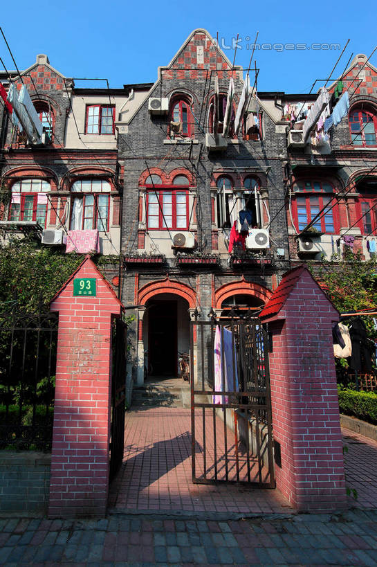 无人,家,栏杆,竖图,室外,白天,正面,旅游,度假,植物,门,标志建筑,地标,建筑,上海,中国,亚洲,阴影,光线,影子,房屋,屋子,围栏,娱乐,建设,虹口区,护栏,楼房,石库门,住宅,树,树木,蓝色,绿色,蓝天,天空,阳光,自然,门框,天,享受,休闲,旅游胜地,放松,生长,晴朗,成长,申,杨浦区,东亚,上海市,万里无云,中华人民共和国,沪,华东地区,晴空,晴空万里,彩图,房子,shwf1,霍山路