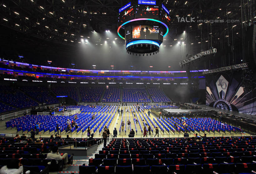 东方人,站,走,横图,室内,白天,仰视,旅游,度假,显示器,标志建筑,地标,建筑,上海,中国,亚洲,阴影,服装,光线,屏幕,影子,灯光,摄像机,许多人,注视,休闲装,黄种人,娱乐,显示屏,建设,衣服,观察,看,站着,一群人,享受,休闲,休闲服,世博文化中心,上海世博馆,世博馆,上海世博会,世博,世博会,旅游胜地,放松,摄像,摄影,服饰,摄影机,观看,申,察看,关注,录像,输出设备,东亚,世博园,上海市,中华人民共和国,沪,华东地区,男人,男性,年轻男性,年轻女性,女人,女性,亚洲人,步行,散步,站立,走路,半身,彩图,低角度拍摄,梅赛德斯.奔驰文化中心,梅赛德斯奔驰文化中心,上海梅赛德斯.奔驰文化中心,shwf1