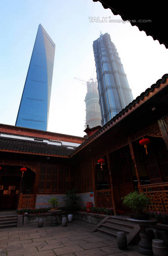 无人,高楼大厦,竖图,室外,白天,仰视,旅游,度假,植物,楼梯,标志建筑,大厦,地标,建筑,摩天大楼,上海,中国,亚洲,阴影,光线,盆栽,影子,阶梯,纪念馆,盆景,娱乐,建设,金茂大厦,浦东,台阶,蓝色,绿色,蓝天,天空,阳光,自然,天,享受,休闲,旅游胜地,放松,环球金融中心,生长,晴朗,成长,申,金融中心,陆家嘴金融贸易区,浦东新区,上海环球金融中心,东亚,上海市,万里无云,中华人民共和国,沪,华东地区,环球金融中心大厦,晴空,晴空万里,彩图,低角度拍摄,大楼,高层建筑,高楼,摩天楼,华夏旅游文化区,华夏文化公园,上海华夏文化公园,上海吴昌硕纪念馆,吴昌硕纪念馆,shwf1