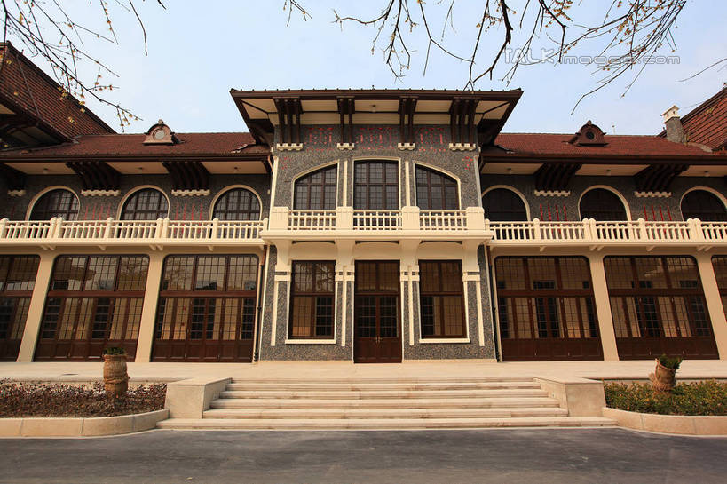 无人,横图,室外,白天,仰视,旅游,度假,草地,草坪,树林,植物,窗户,楼梯,标志建筑,地标,建筑,上海,中国,亚洲,一排,许多,阴影,整齐,并列,并排,光线,影子,阶梯,枝条,很多,娱乐,建设,玻璃窗,台阶,草,树,树木,树枝,排列,蓝色,绿色,蓝天,天空,阳光,自然,天,享受,休闲,旅游胜地,放松,生长,晴朗,成长,申,队列,平行,卢湾区,东亚,徐汇区,上海市,万里无云,中华人民共和国,沪,华东地区,虬枝,枝杈,晴空,晴空万里,彩图,低角度拍摄,南昌路,shwf1,科学会堂,上海科学会堂