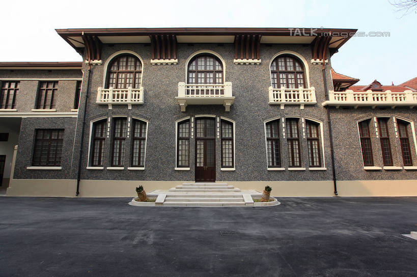 无人,横图,室外,白天,仰视,旅游,度假,窗户,楼梯,标志建筑,地标,建筑,上海,中国,亚洲,一排,许多,阴影,整齐,并列,并排,光线,影子,阶梯,很多,娱乐,建设,玻璃窗,台阶,排列,蓝色,蓝天,天空,阳光,天,享受,休闲,旅游胜地,放松,晴朗,申,队列,平行,卢湾区,东亚,徐汇区,上海市,万里无云,中华人民共和国,沪,华东地区,晴空,晴空万里,彩图,低角度拍摄,南昌路,shwf1,科学会堂,上海科学会堂