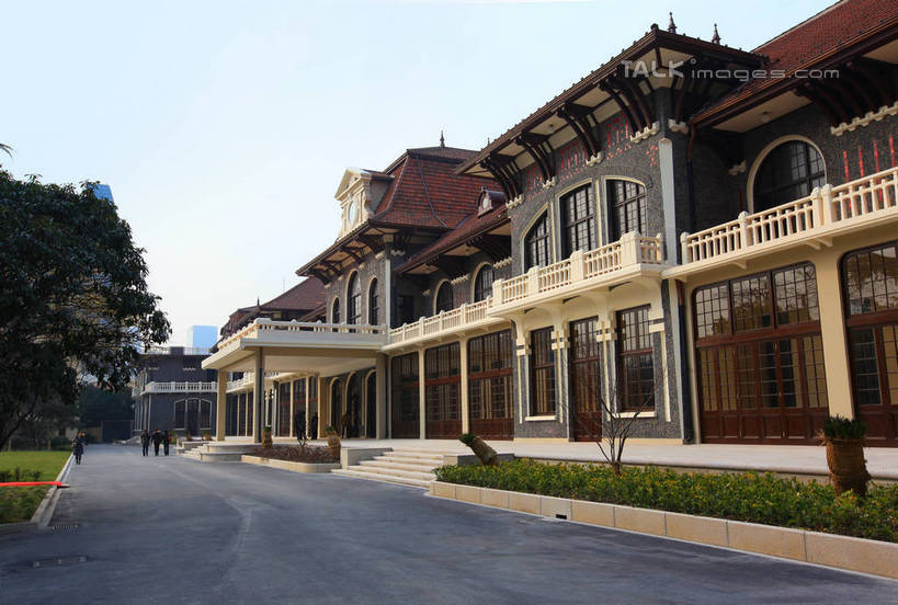 无人,横图,室外,白天,正面,旅游,度假,草地,草坪,树林,植物,窗户,标志建筑,地标,建筑,上海,中国,亚洲,一排,许多,阴影,整齐,并列,并排,时间,光线,时钟,瓦片,影子,很多,计时,瓦,娱乐,建设,玻璃窗,草,树,树木,排列,蓝色,绿色,蓝天,天空,阳光,自然,钟表,天,享受,休闲,表,旅游胜地,放松,建造,生长,晴朗,成长,申,队列,平行,卢湾区,东亚,屋瓦,徐汇区,上海市,万里无云,中华人民共和国,沪,华东地区,塔钟,钟,晴空,晴空万里,彩图,南昌路,shwf1,科学会堂,上海科学会堂