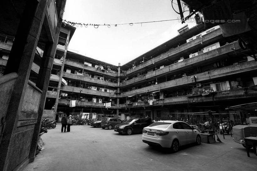 东方人,三个人,家,露台,站,横图,黑白,室外,白天,正面,旅游,度假,楼梯,阳台,标志建筑,道路,地标,建筑,路,公路,自行车,上海,中国,亚洲,一排,许多,停靠,服装,整齐,并列,并排,房屋,阶梯,屋子,公寓,交通,很多,休闲装,黄种人,娱乐,建设,洋房,楼房,台阶,住宅,车,脚踏车,排列,衣服,天空,交通工具,轿车,天,站着,享受,休闲,休闲服,旅游胜地,放松,服饰,申,队列,停泊,载具,平行,杨浦区,东亚,上海市,隆昌公寓,隆昌路,中华人民共和国,沪,华东地区,男人,男性,年轻男性,亚洲人,马路,站立,全身,房子,露天阳台,shwf1