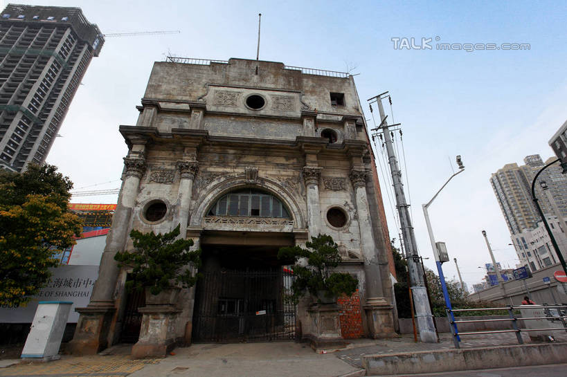 无人,横图,室外,白天,仰视,旅游,度假,名胜古迹,植物,标志建筑,道路,地标,建筑,路,路灯,公路,照明,上海,中国,亚洲,阴影,遗迹,电力,光线,电线,电线杆,盆栽,线,影子,灯光,盆景,电能,交通,线路,古迹,文物,娱乐,建设,古建筑,虹口区,灯,蓝色,绿色,蓝天,天空,阳光,自然,天,享受,休闲,旅游胜地,放松,生长,晴朗,成长,电,电源,照亮,申,照明设备,能量,古文明,东亚,上海市,万里无云,中华人民共和国,沪,华东地区,晴空,晴空万里,马路,彩图,低角度拍摄,北苏州路,shwf1,上海市商会旧址