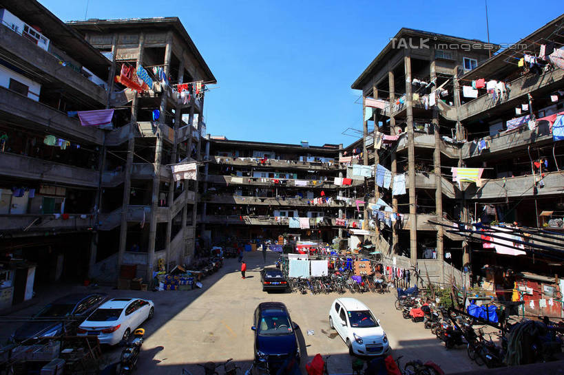 无人,家,横图,室外,白天,正面,旅游,度假,标志建筑,道路,地标,建筑,路,公路,自行车,汽车,上海,中国,亚洲,许多,停靠,阴影,服装,光线,影子,房屋,屋子,公寓,床单,交通,很多,娱乐,建设,洋房,楼房,住宅,车,脚踏车,衣服,蓝色,蓝天,天空,阳光,交通工具,轿车,天,享受,休闲,旅游胜地,放松,服饰,晴朗,申,衣着,穿着,停泊,载具,杨浦区,东亚,上海市,隆昌公寓,隆昌路,万里无云,中华人民共和国,沪,华东地区,衣饰,晴空,晴空万里,马路,彩图,房子,shwf1