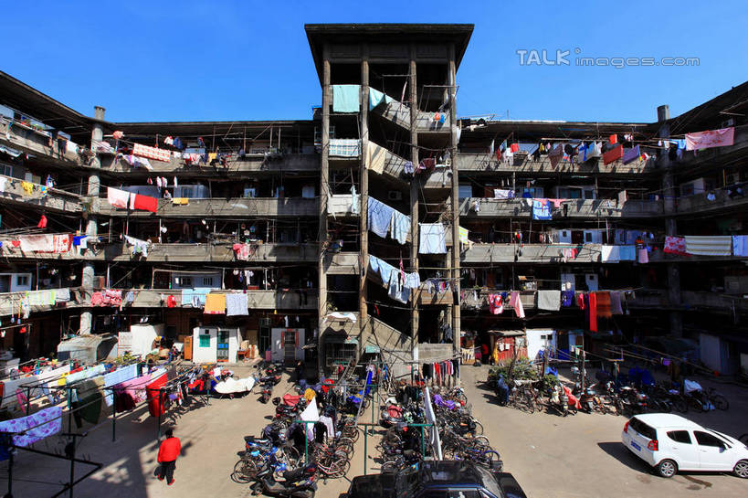 东方人,一个人,家,站,横图,室外,白天,旅游,度假,标志建筑,道路,地标,建筑,路,公路,自行车,汽车,上海,中国,亚洲,仅一个男性,仅一个人,许多,停靠,阴影,服装,光线,影子,房屋,屋子,公寓,床单,交通,很多,休闲装,黄种人,娱乐,建设,洋房,楼房,住宅,车,脚踏车,仅一个年轻男性,背面,衣服,蓝色,蓝天,天空,阳光,交通工具,轿车,天,站着,享受,休闲,休闲服,旅游胜地,放松,服饰,晴朗,申,衣着,穿着,停泊,载具,杨浦区,东亚,上海市,隆昌公寓,隆昌路,万里无云,中华人民共和国,沪,华东地区,衣饰,男人,男性,年轻男性,亚洲人,晴空,晴空万里,马路,站立,彩图,全身,房子,shwf1