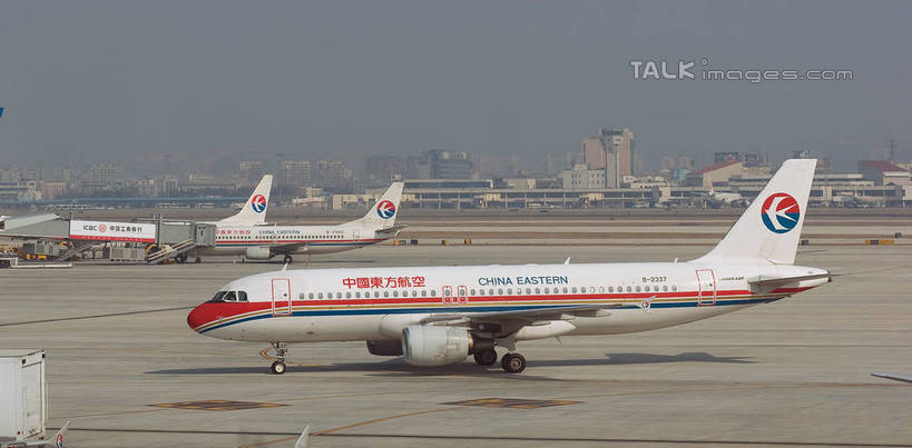 无人,高楼大厦,机场,横图,室外,白天,侧面,度假,美景,城市风光,标志建筑,城市,大厦,地标,飞机,飞机场,建筑,摩天大楼,指示牌,上海,中国,亚洲,标志,景观,建筑群,跑道,着陆,娱乐,航空,标识,建设,红色,白色,停机坪,交通工具,享受,休闲,景色,放松,虹桥机场,登陆,申,客机,下降,降落,滑行,东亚,长宁区,上海市,三架,中华人民共和国,沪,华东地区,上海虹桥国际机场,东方航空,航空站,空港,彩图,大楼,高层建筑,高楼,摩天楼,shwf1