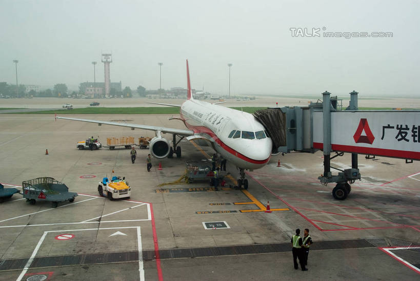 东方人,两个人,机场,站,说,横图,俯视,室外,白天,度假,讨论,美景,城市风光,城市,飞机,飞机场,卡车,汽车,上海,中国,亚洲,阴影,光线,影子,景观,跑道,地面,着陆,黄种人,娱乐,航空,车,黄色,红色,白色,阳光,停机坪,交通工具,轿车,站着,享受,休闲,景色,放松,一架,虹桥机场,登陆,申,登机,客机,下降,降落,装运,东亚,长宁区,上海市,中华人民共和国,沪,华东地区,上海虹桥国际机场,东方航空,交流,男人,男性,年轻男性,亚洲人,保安,航空站,空港,沟通,讲话,交谈,商讨,说话,谈话,站立,彩图,高角度拍摄,全身,shwf1