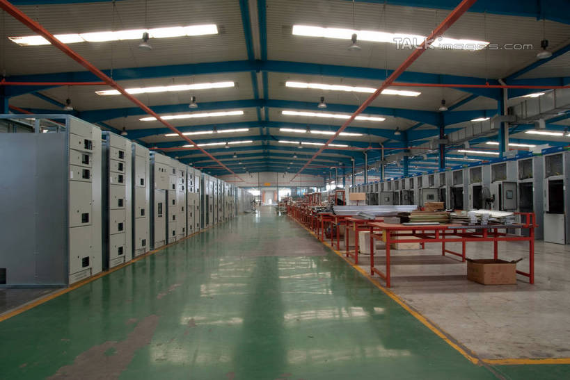 无人,工厂,横图,室内,白天,正面,车间,仪器,桌面,桌子,照明,中国,亚洲,一排,许多,整齐,空间,电器,灯光,地面,设备,顶灯,灯,排列,灯具,日光灯,照亮,厂房,照明设备,队列,东亚,中华人民共和国,华北地区,河北,河北省,冀,秦皇岛,秦皇岛市,彩图,制造厂,shwf1