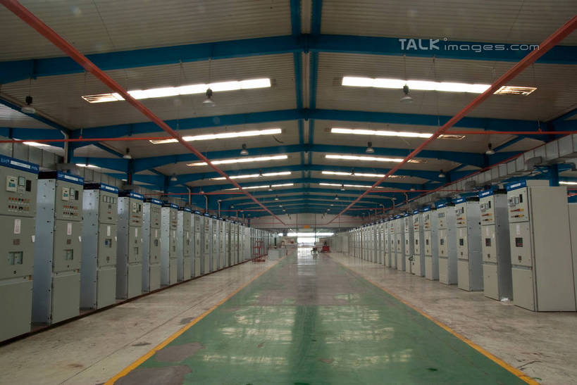 无人,工厂,横图,室内,白天,正面,车间,仪器,柜子,照明,中国,亚洲,一排,许多,整齐,空间,电器,灯光,地面,设备,顶灯,灯,排列,橱柜,灯具,日光灯,照亮,厂房,照明设备,队列,东亚,中华人民共和国,华北地区,电器柜,河北,河北省,冀,秦皇岛,秦皇岛市,彩图,制造厂,shwf1