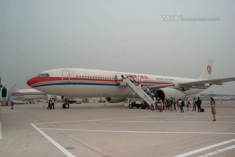 东方人,机场,站,横图,室外,白天,侧面,度假,美景,城市风光,城市,飞机,飞机场,上海,中国,亚洲,乘客,阴影,光线,影子,景观,跑道,地面,许多人,黄种人,娱乐,航空,红色,白色,阳光,停机坪,交通工具,站着,一群人,享受,休闲,景色,放松,一架,虹桥机场,申,登机,客机,装运,东亚,长宁区,上海市,中华人民共和国,沪,华东地区,上海虹桥国际机场,东方航空,男人,男性,年轻男性,年轻女性,女人,女性,亚洲人,航空站,空港,站立,彩图,全身,shwf1