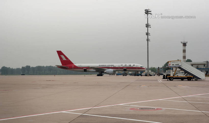 东方人,机场,站,横图,室外,白天,侧面,度假,美景,城市风光,城市,飞机,飞机场,卡车,汽车,上海,中国,亚洲,一辆,乘客,阴影,光线,影子,景观,跑道,地面,许多人,黄种人,娱乐,航空,车,红色,白色,阳光,停机坪,交通工具,站着,一群人,享受,休闲,景色,放松,一架,虹桥机场,申,登机,客机,装运,东亚,长宁区,上海市,中华人民共和国,沪,华东地区,上海虹桥国际机场,东方航空,男人,男性,年轻男性,年轻女性,女人,女性,亚洲人,航空站,空港,站立,彩图,全身,shwf1