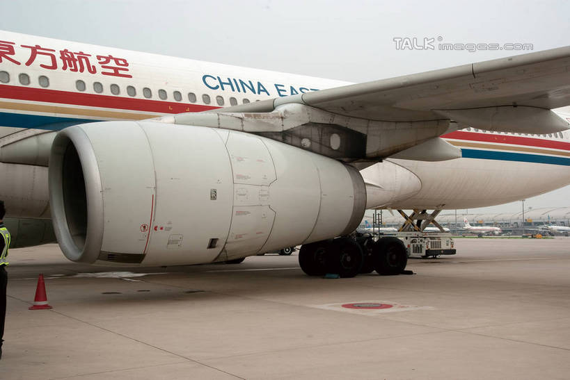 无人,机场,横图,室外,白天,侧面,度假,美景,城市风光,城市,飞机,飞机场,上海,中国,亚洲,阴影,分离,光线,影子,景观,跑道,地面,警告,娱乐,航空,一个,红色,白色,阳光,停机坪,交通工具,享受,休闲,景色,放松,警示,一架,单个,虹桥机场,隔离,禁止,申,提醒,登机,客机,提示,限制,装运,交通标志,东亚,路锥,长宁区,上海市,中华人民共和国,沪,华东地区,交通锥,上海虹桥国际机场,东方航空,危险,航空站,空港,彩图,shwf1