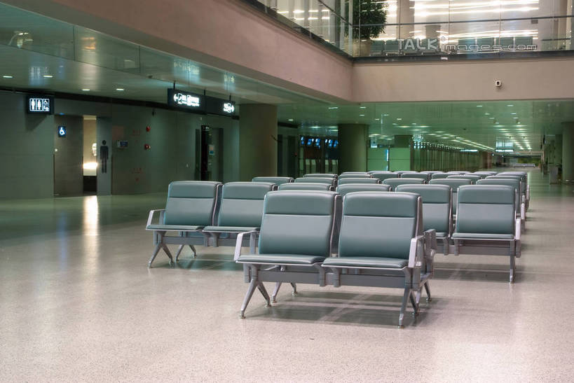 无人,机场,横图,室内,夜晚,正面,天花板,飞机场,椅子,照明,上海,中国,亚洲,一排,许多,整齐,空间,墙,灯光,地面,候机厅,大厅,顶灯,墙壁,墙面,灯,排列,灯具,航站楼,虹桥机场,照亮,申,照明设备,队列,候机室,东亚,排椅,长宁区,上海市,中华人民共和国,沪,华东地区,上海虹桥国际机场,东方航空,航空站,空港,彩图,shwf1