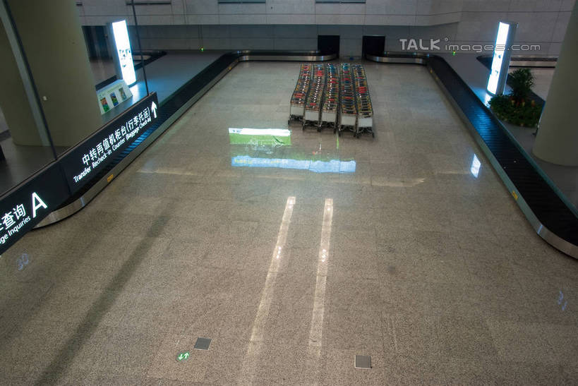 无人,机场,横图,俯视,室内,夜晚,天花板,飞机场,指示牌,照明,上海,中国,亚洲,许多,空间,英文,标志,推车,文字,灯光,地面,方向,标识,候机厅,大厅,顶灯,箭头,灯,排列,手推车,灯具,航站楼,汉字,英文字母,虹桥机场,照亮,申,指向,照明设备,队列,中文,候机室,东亚,长宁区,上海市,中华人民共和国,沪,华东地区,簇,上海虹桥国际机场,东方航空,航空站,空港,彩图,高角度拍摄,shwf1