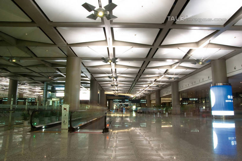 无人,机场,横图,室内,夜晚,正面,天花板,电梯,飞机场,指示牌,照明,上海,中国,亚洲,空间,标志,文字,灯光,地面,自动扶梯,标识,候机厅,大厅,顶灯,灯,灯具,航站楼,虹桥机场,照亮,申,照明设备,候机室,东亚,长宁区,上海市,中华人民共和国,沪,华东地区,上海虹桥国际机场,东方航空,航空站,空港,彩图,shwf1