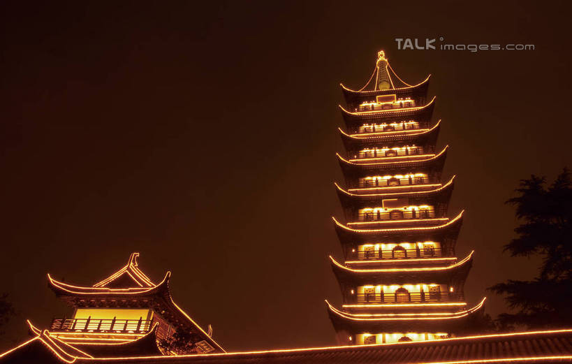 无人,寺庙,横图,室外,夜晚,仰视,旅游,度假,名胜古迹,植物,标志建筑,地标,建筑,照明,上海,中国,亚洲,节日,遗迹,灯光,燃烧,古迹,文化,文物,娱乐,建设,古建筑,宝塔,灯,树,树木,真如寺,绿色,天空,自然,香火,灯具,庙宇,天,祈祷,享受,休闲,健康,旅游胜地,放松,许愿,宗教,信仰,生长,成长,纪念,祈求,照亮,申,照明设备,装饰灯,古文明,东亚,普陀区,上海市,中华人民共和国,沪,华东地区,普陀真如寺,平安,彩图,低角度拍摄,庙,寺,shwf1