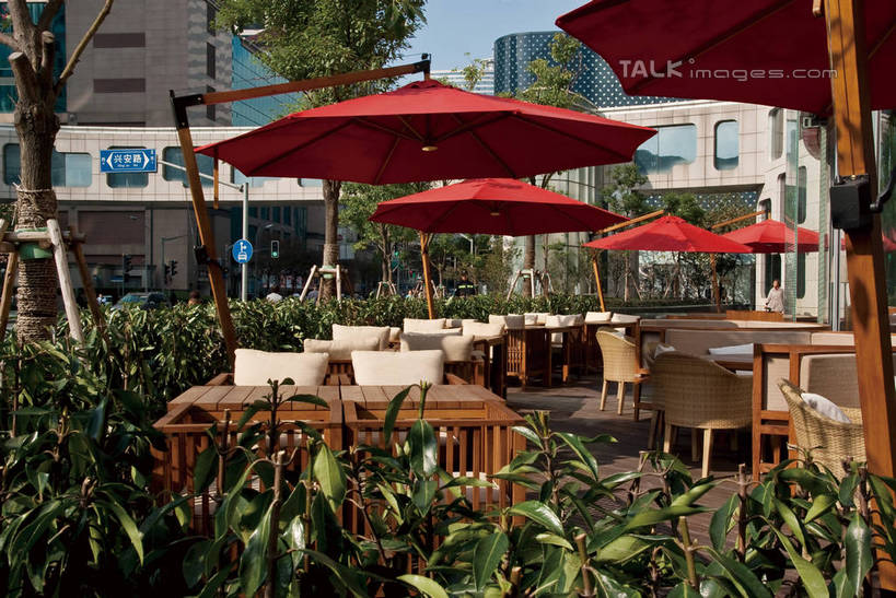 无人,高楼大厦,横图,室外,白天,正面,度假,美景,植物,餐桌,桌子,城市风光,城市,大厦,建筑,摩天大楼,椅子,上海,中国,亚洲,阴影,光线,伞,影子,遮阳伞,景观,建筑群,地面,娱乐,阳伞,建设,树,树木,红色,蓝色,绿色,蓝天,天空,阳光,自然,桌椅,天,享受,休闲,景色,放松,生长,成长,餐台,新天地,申,黄浦区,东亚,马当路,上海市,中华人民共和国,沪,华东地区,上海新天地,彩图,大楼,高层建筑,高楼,咖啡馆,摩天楼,shwf1