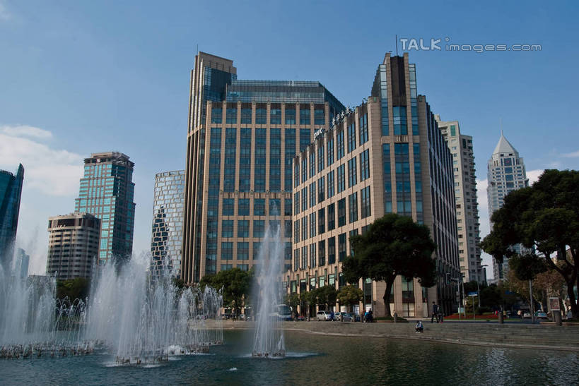 无人,公园,高楼大厦,横图,室外,白天,正面,度假,时尚,草地,草坪,湖,湖泊,美景,水,植物,城市风光,城市,大厦,建筑,摩天大楼,喷泉,上海,中国,亚洲,阴影,飞溅,溅,光线,液体,影子,湖面,景观,水滴,水流,水面,云,云朵,建筑群,都市,云彩,娱乐,建设,水珠,草,树,树木,蓝色,绿色,白云,蓝天,天空,阳光,自然,绿地,湖水,天,享受,休闲,景色,放松,生长,成长,新天地,申,喷洒,黄浦区,东亚,马当路,上海市,中华人民共和国,沪,华东地区,上海新天地,彩图,大楼,高层建筑,高楼,摩天楼,shwf1