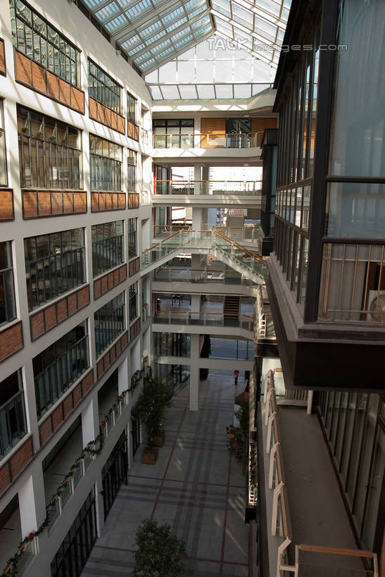 无人,高楼大厦,栏杆,竖图,俯视,室外,白天,度假,时尚,美景,楼梯,天花板,城市风光,城市,大厦,建筑,摩天大楼,上海,中国,亚洲,扶手,阶梯,景观,建筑群,走廊,过道,地面,都市,娱乐,建设,护栏,创意园区,台阶,享受,休闲,景色,放松,创意,申,黄浦区,东亚,建国中路,八号桥,上海市,中华人民共和国,沪,华东地区,设计,彩图,高角度拍摄,大楼,高层建筑,高楼,摩天楼,shwf1