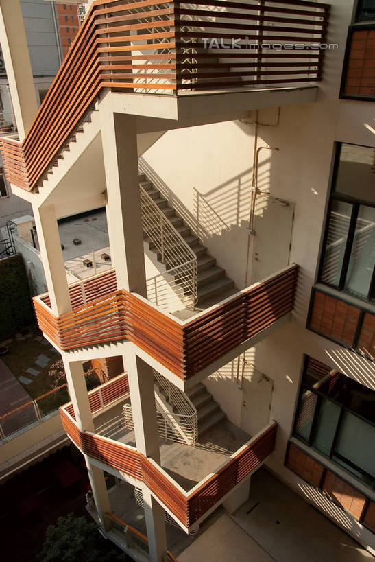 无人,高楼大厦,栏杆,竖图,俯视,室外,白天,度假,时尚,美景,楼梯,天花板,城市风光,城市,大厦,建筑,摩天大楼,上海,中国,亚洲,阴影,光线,扶手,影子,阶梯,景观,建筑群,走廊,过道,地面,都市,娱乐,建设,护栏,创意园区,台阶,阳光,享受,休闲,景色,放松,创意,申,黄浦区,东亚,建国中路,八号桥,上海市,中华人民共和国,沪,华东地区,设计,彩图,高角度拍摄,大楼,高层建筑,高楼,摩天楼,shwf1