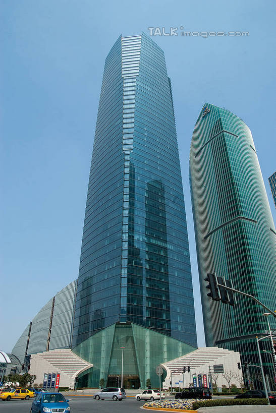 无人,高楼大厦,竖图,室外,白天,仰视,度假,美景,城市风光,标志建筑,城市,大厦,地标,建筑,摩天大楼,汽车,上海,中国,亚洲,许多,阴影,光线,影子,景观,建筑群,娱乐,建设,浦东,车,黄色,蓝色,白色,蓝天,天空,阳光,交通工具,轿车,天,行驶,享受,休闲,景色,放松,申,玻璃幕墙,浦东新区,东亚,上海市,中华人民共和国,沪,华东地区,时代金融中心,银城路,彩图,低角度拍摄,大楼,高层建筑,高楼,摩天楼,shwf1