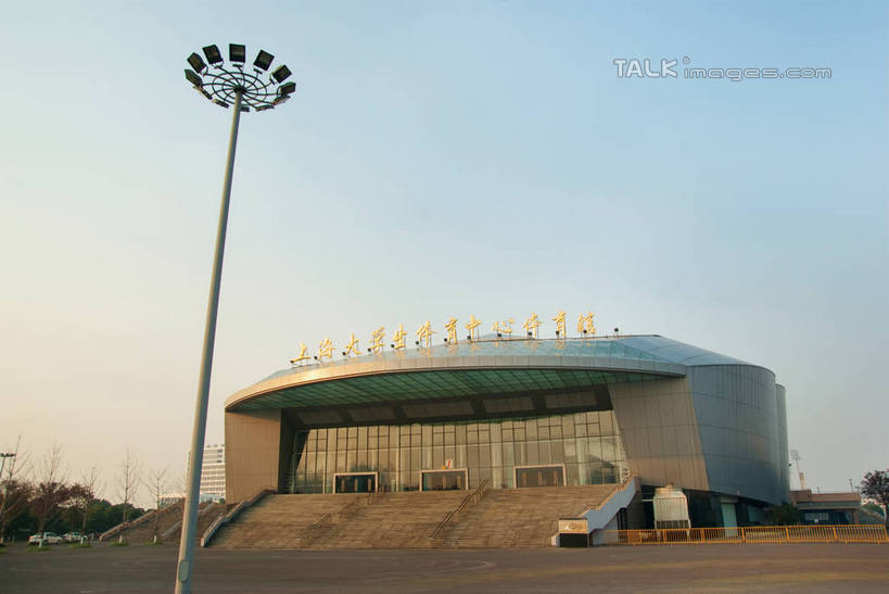 无人,体育馆,运动场,横图,室外,白天,正面,旅游,美景,城市风光,城市,路灯,照明,上海,中国,亚洲,阴影,光线,标志,文字,影子,房屋,阶梯,屋子,景观,灯光,娱乐,标识,体育场,楼房,台阶,灯,蓝色,蓝天,天空,阳光,天,享受,金色,汉字,景色,放松,金黄色,照亮,申,照明设备,中文,东亚,松江区,上海市,中华人民共和国,沪,华东地区,运动馆,上海大学生体育中心体育馆,松江大学城,彩图,房子,shwf1