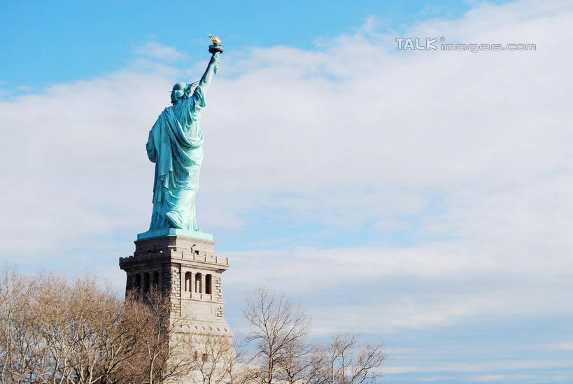 西方人,一个人,无人,站,举,横图,室外,白天,正面,民族服装,自由,植物,雕塑,自由女神像,欧洲,纽约,美国,欧洲人,仅一个女性,仅一个人,自由女神,握,阴影,艺术,装饰,光线,雕刻,雕像,影子,云,云朵,曼哈顿,拿,云彩,拿着,哈德逊河,自由岛,树,树木,蓝色,绿色,白云,蓝天,天空,阳光,自然,工艺品,天,托,站着,仅一个中年女性,握着,生长,晴朗,成长,纪念,美术,北美,北美洲,美好,主题,美洲,追求,陈列,向往,纽约市,纽约州,帝国之州,帝国州,一尊,功能,美学,北亚美利加洲,亚美利加洲,自由女神铜像国家纪念碑,赫逊河,纽约港,女人,女性,中年女性,白种人,晴空,举起,举手,举着,向上举,向上伸,向上托,站立,彩图,全身,传统服装,民俗服,上纽约湾,白德路岛,上纽约港,上湾,自由女神岛,自由照耀世界,美利坚合众国,曼哈顿区,纽约县,曼哈顿岛,shxw1