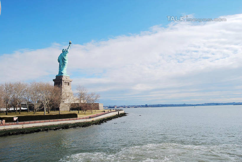 西方人,一个人,无人,站,举,横图,室外,白天,正面,民族服装,自由,草地,草坪,河流,水,植物,雕塑,自由女神像,欧洲,纽约,美国,欧洲人,仅一个女性,仅一个人,自由女神,握,阴影,艺术,装饰,光线,雕刻,雕像,影子,河水,水流,云,云朵,曼哈顿,拿,云彩,拿着,哈德逊河,自由岛,草,树,树木,蓝色,绿色,白云,蓝天,天空,阳光,自然,工艺品,天,托,站着,仅一个中年女性,握着,生长,晴朗,成长,纪念,美术,北美,北美洲,美好,主题,美洲,追求,陈列,向往,纽约市,纽约州,帝国之州,帝国州,一尊,功能,美学,北亚美利加洲,亚美利加洲,自由女神铜像国家纪念碑,赫逊河,纽约港,女人,女性,中年女性,白种人,晴空,举起,举手,举着,向上举,向上伸,向上托,站立,彩图,全身,传统服装,民俗服,上纽约湾,白德路岛,上纽约港,上湾,自由女神岛,自由照耀世界,美利坚合众国,曼哈顿区,纽约县,曼哈顿岛,shxw1