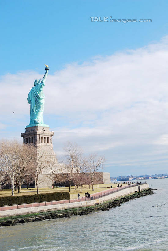 西方人,一个人,无人,站,举,竖图,室外,白天,正面,民族服装,自由,草地,草坪,河流,水,植物,雕塑,自由女神像,欧洲,纽约,美国,欧洲人,仅一个女性,仅一个人,自由女神,握,阴影,艺术,装饰,光线,雕刻,雕像,影子,河水,水流,云,云朵,曼哈顿,拿,云彩,拿着,哈德逊河,自由岛,草,树,树木,蓝色,绿色,白云,蓝天,天空,阳光,自然,工艺品,天,托,站着,仅一个中年女性,握着,生长,晴朗,成长,纪念,美术,北美,北美洲,美好,主题,美洲,追求,陈列,向往,纽约市,纽约州,帝国之州,帝国州,一尊,功能,美学,北亚美利加洲,亚美利加洲,自由女神铜像国家纪念碑,赫逊河,纽约港,女人,女性,中年女性,白种人,晴空,举起,举手,举着,向上举,向上伸,向上托,站立,彩图,全身,传统服装,民俗服,上纽约湾,白德路岛,上纽约港,上湾,自由女神岛,自由照耀世界,美利坚合众国,曼哈顿区,纽约县,曼哈顿岛,shxw1