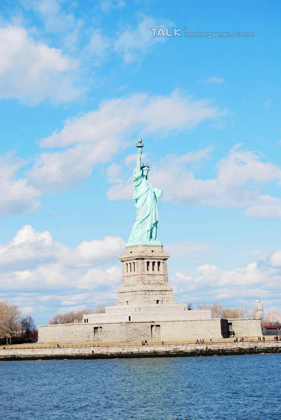 西方人,一个人,无人,站,举,竖图,室外,白天,正面,民族服装,自由,草地,草坪,河流,水,植物,雕塑,自由女神像,欧洲,纽约,美国,欧洲人,仅一个女性,仅一个人,自由女神,握,阴影,艺术,装饰,光线,雕刻,雕像,影子,河水,水流,云,云朵,曼哈顿,拿,云彩,拿着,哈德逊河,自由岛,草,树,树木,蓝色,绿色,白云,蓝天,天空,阳光,自然,工艺品,天,托,站着,仅一个中年女性,握着,生长,晴朗,成长,纪念,美术,北美,北美洲,美好,主题,美洲,追求,陈列,向往,纽约市,纽约州,帝国之州,帝国州,一尊,功能,美学,北亚美利加洲,亚美利加洲,自由女神铜像国家纪念碑,赫逊河,纽约港,女人,女性,中年女性,白种人,晴空,举起,举手,举着,向上举,向上伸,向上托,站立,彩图,全身,传统服装,民俗服,上纽约湾,白德路岛,上纽约港,上湾,自由女神岛,自由照耀世界,美利坚合众国,曼哈顿区,纽约县,曼哈顿岛,shxw1