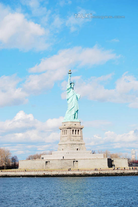 西方人,一个人,无人,站,举,竖图,室外,白天,正面,民族服装,自由,草地,草坪,河流,水,植物,雕塑,自由女神像,欧洲,纽约,美国,欧洲人,仅一个女性,仅一个人,自由女神,握,阴影,艺术,装饰,光线,雕刻,雕像,影子,河水,水流,云,云朵,曼哈顿,拿,云彩,拿着,哈德逊河,自由岛,草,树,树木,蓝色,绿色,白云,蓝天,天空,阳光,自然,工艺品,天,托,站着,仅一个中年女性,握着,生长,晴朗,成长,纪念,美术,北美,北美洲,美好,主题,美洲,追求,陈列,向往,纽约市,纽约州,帝国之州,帝国州,一尊,功能,美学,北亚美利加洲,亚美利加洲,自由女神铜像国家纪念碑,赫逊河,纽约港,女人,女性,中年女性,白种人,晴空,举起,举手,举着,向上举,向上伸,向上托,站立,彩图,全身,传统服装,民俗服,上纽约湾,白德路岛,上纽约港,上湾,自由女神岛,自由照耀世界,美利坚合众国,曼哈顿区,纽约县,曼哈顿岛,shxw1