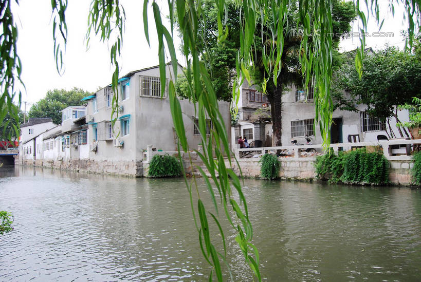 无人,家,栏杆,横图,室外,白天,正面,旅游,度假,河流,名胜古迹,水,植物,窗户,标志建筑,地标,建筑,柳树,波纹,遗迹,房屋,墙,屋子,河水,水流,围栏,涟漪,古迹,文物,娱乐,建设,古建筑,护栏,楼房,垂柳,玻璃窗,墙壁,墙面,住宅,树,树木,绿色,倒影,水纹,天空,自然,波浪,天,享受,休闲,旅游胜地,放松,生长,成长,倒映,古文明,水晕,倒挂柳,反照,垂枝柳,彩图,房子,shxw1