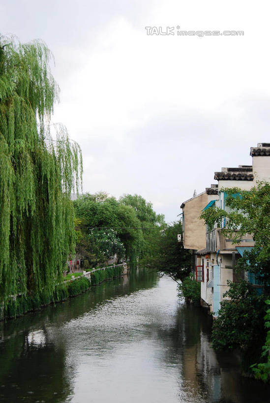 无人,家,竖图,室外,白天,正面,旅游,度假,河流,名胜古迹,水,植物,标志建筑,地标,建筑,柳树,波纹,遗迹,房屋,屋子,河水,水流,涟漪,古迹,文物,娱乐,建设,古建筑,楼房,垂柳,住宅,树,树木,绿色,倒影,水纹,天空,自然,波浪,天,享受,休闲,旅游胜地,放松,生长,成长,倒映,古文明,水晕,倒挂柳,反照,垂枝柳,彩图,房子,shxw1