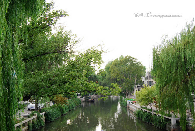 无人,家,横图,室外,白天,正面,旅游,度假,河流,名胜古迹,水,植物,标志建筑,地标,建筑,柳树,波纹,遗迹,房屋,屋子,河水,水流,涟漪,古迹,文物,娱乐,建设,古建筑,楼房,垂柳,住宅,树,树木,绿色,倒影,水纹,天空,自然,波浪,天,享受,休闲,旅游胜地,放松,生长,成长,倒映,古文明,水晕,倒挂柳,反照,垂枝柳,彩图,房子,shxw1