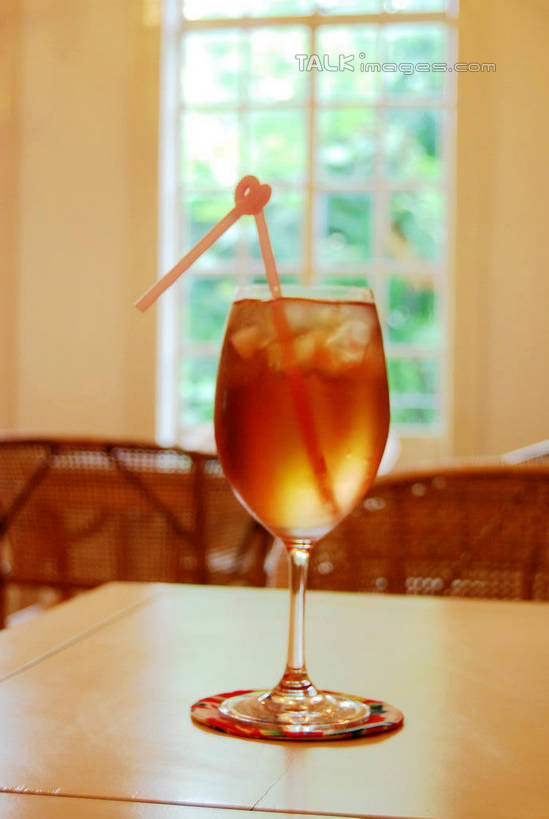 无人,竖图,室内,特写,白天,正面,幸福,餐桌,茶,窗户,桌子,杯子,一根,阴影,朦胧,模糊,反射,高脚杯,影子,塑料,墙,红茶,茶叶,红酒杯,一杯,娱乐,玻璃窗,墙壁,墙面,玻璃制品,一个,酒杯,塑料制品,吸管,享受,休闲,温馨,放松,乐趣,冰红茶,单个,餐台,空心,提神,舒适,葡萄酒杯,醒脑,饮管,玻璃杯,彩图,圆柱状,shxw1