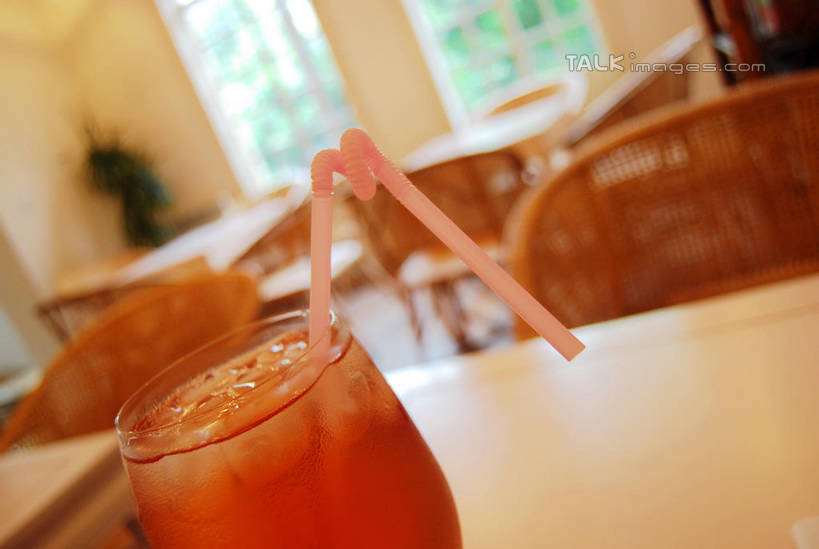 无人,交叉,横图,室内,白天,正面,幸福,植物,餐桌,茶,窗户,桌子,杯子,椅子,一根,阴影,朦胧,模糊,编织,反射,高脚杯,盆栽,影子,塑料,墙,藤椅,红茶,茶叶,盆景,红酒杯,一杯,娱乐,玻璃窗,墙壁,墙面,玻璃制品,一个,绿色,自然,酒杯,塑料制品,吸管,享受,休闲,温馨,放松,乐趣,冰红茶,生长,单个,成长,餐台,交织,空心,提神,舒适,葡萄酒杯,醒脑,饮管,穿插,玻璃杯,彩图,圆柱状,shxw1